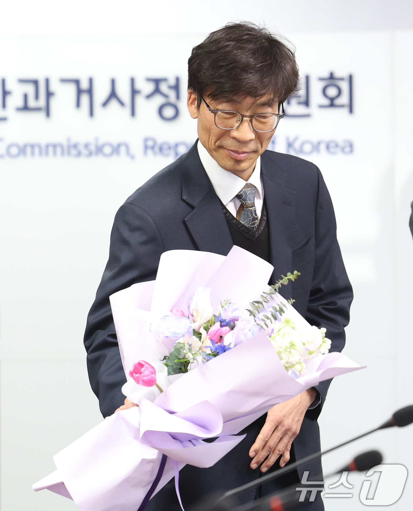 (서울=뉴스1) 오대일 기자 = 송상교 3기 진실·화해를위한과거사정리위원회 신임 위원장이 4일 오후 서울 중구 진실화해위원회 대회의실에서 열린 취임식에서 직원 대표로부터 축하 꽃다 …