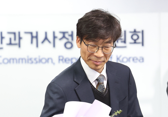 꽃다발 든 송상교 3기 진실화해위원장