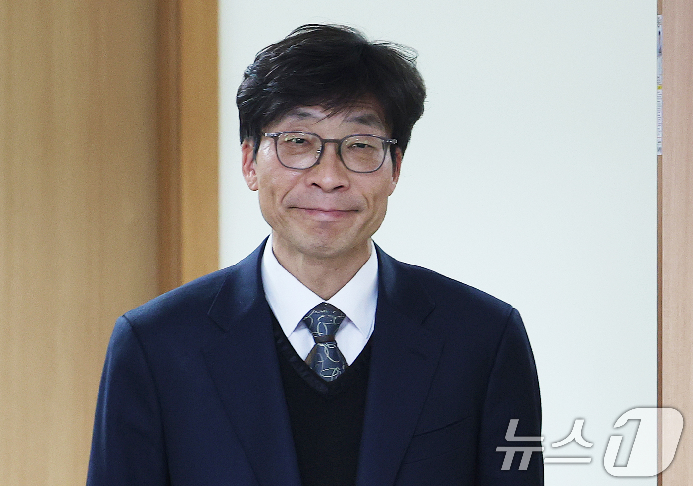 (서울=뉴스1) 오대일 기자 = 송상교 3기 진실·화해를위한과거사정리위원회 신임 위원장이 4일 오후 서울 중구 진실화해위원회 대회의실에서 열린 취임식에서 입장하고 있다.3기 진실화 …