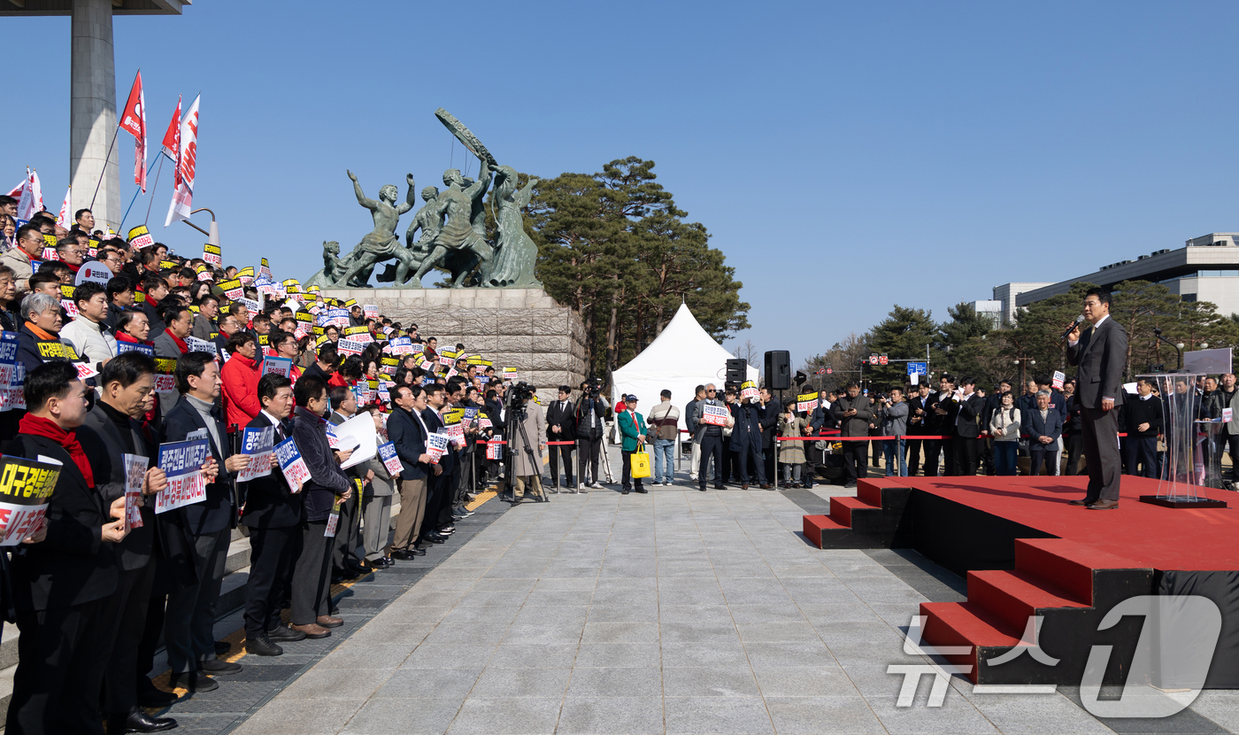 (서울=뉴스1) 이승배 기자 = 장동혁 국민의힘 대표가 4일 서울 여의도 국회 본청 앞 계단에서 열린 대구경북 통합법 처리촉구 결의대회에서 발언하고 있다. 2026.3.4/뉴스1