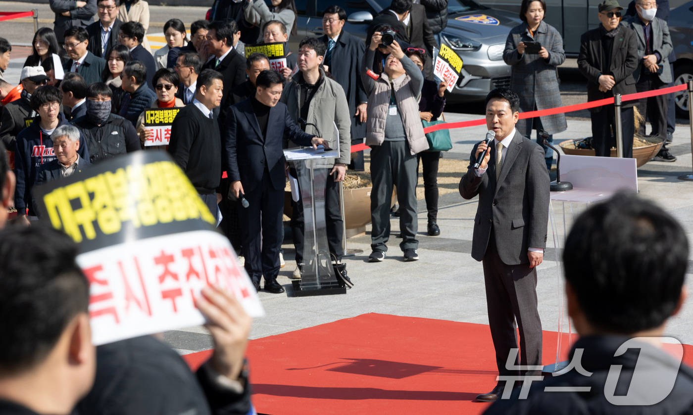 (서울=뉴스1) 이승배 기자 = 장동혁 국민의힘 대표가 4일 서울 여의도 국회 본청 앞 계단에서 열린 대구경북 통합법 처리촉구 결의대회에서 발언하고 있다. 2026.3.4/뉴스1