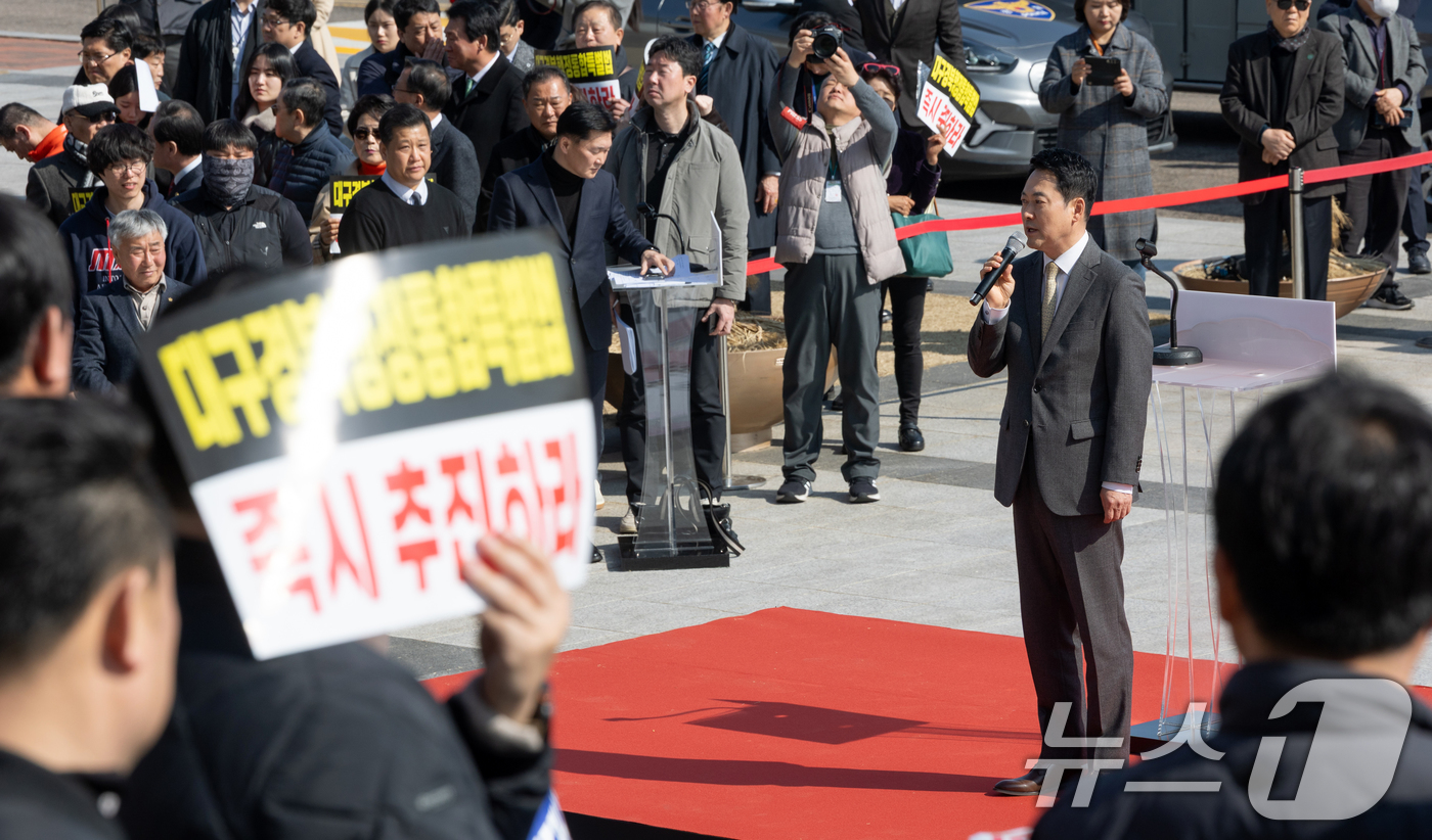 (서울=뉴스1) 이승배 기자 = 장동혁 국민의힘 대표가 4일 서울 여의도 국회 본청 앞 계단에서 열린 대구경북 통합법 처리촉구 결의대회에서 발언하고 있다. 2026.3.4/뉴스1