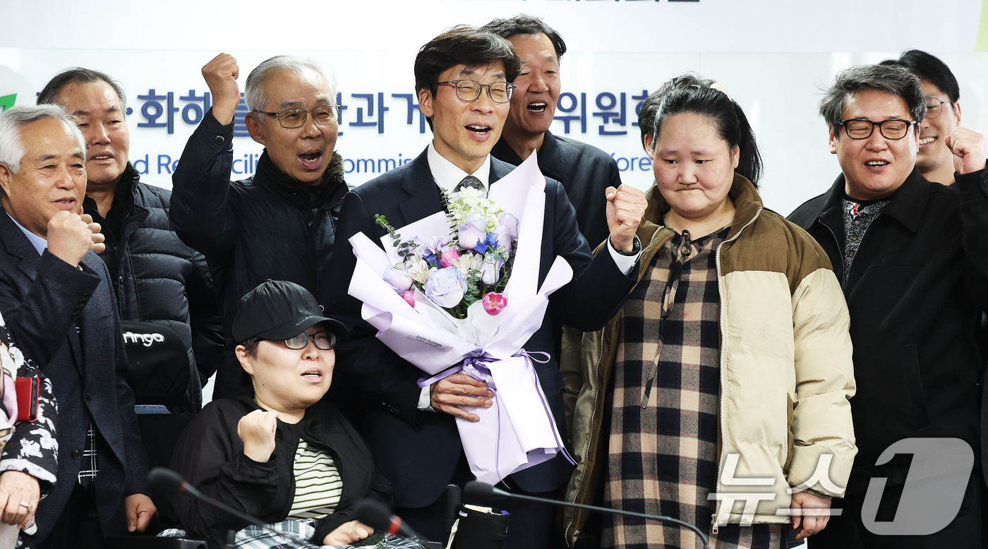 (서울=뉴스1) 오대일 기자 = 송상교 3기 진실·화해를위한과거사정리위원회 신임 위원장이 4일 오후 서울 중구 진실화해위원회 대회의실에서 열린 취임식에서 참석자들과 기념촬영을 하고 …