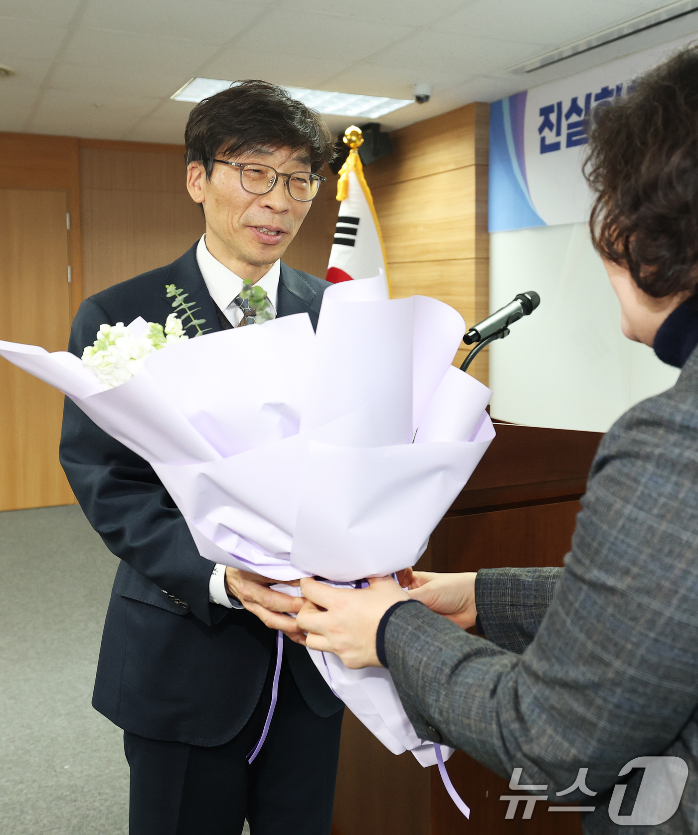 (서울=뉴스1) 오대일 기자 = 송상교 3기 진실·화해를위한과거사정리위원회 신임 위원장이 4일 오후 서울 중구 진실화해위원회 대회의실에서 열린 취임식에서 직원 대표로부터 축하 꽃다 …