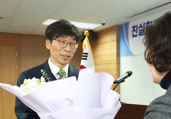 취임 축하 꽃다발 받는 송상교 진화위원장