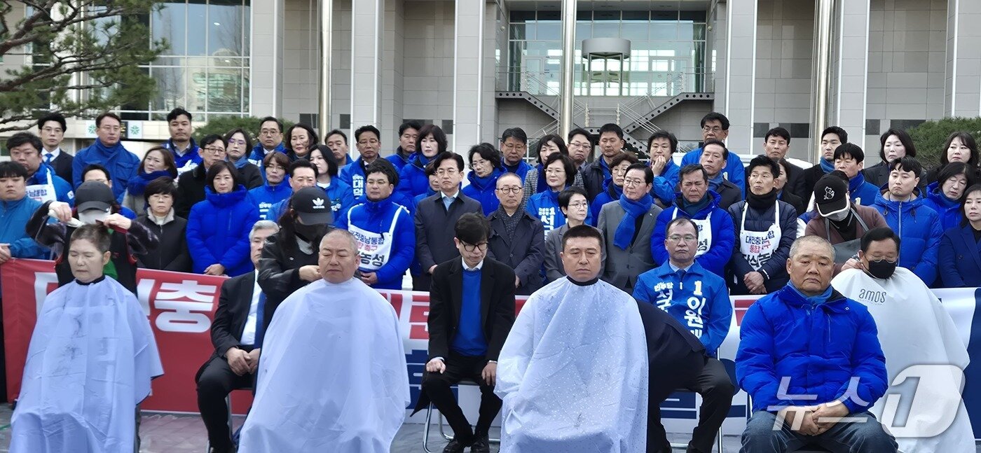 본문 이미지 - 더불어민주당 대전시당이 4일 오전 시청 앞에서 '대전충남 통합 결의대회'를 갖고 삭발식을 진행하고 있다. (시당 제공) / 뉴스1