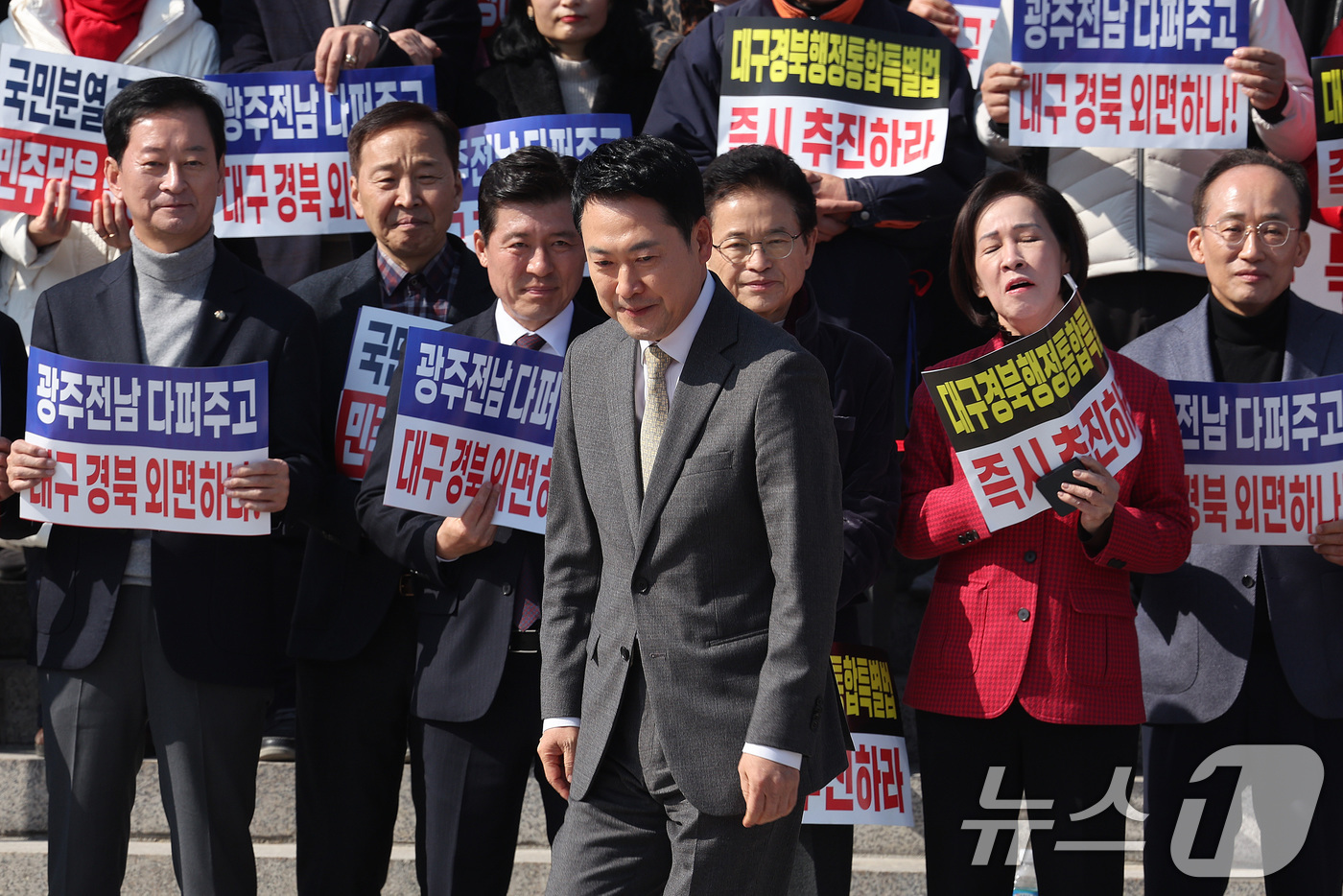 (서울=뉴스1) 신웅수 기자 = 장동혁 국민의힘 대표가 4일 서울 여의도 국회 본관 앞에서 열린 대구경북 통합법 처리 촉구 결의대회에 참가하고 있다. 2026.3.4/뉴스1