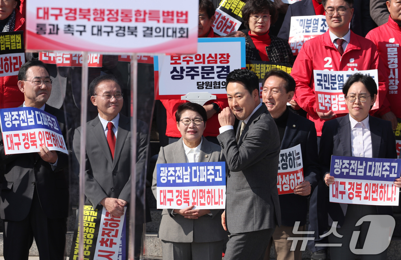 (서울=뉴스1) 신웅수 기자 = 장동혁 국민의힘 대표가 4일 서울 여의도 국회 본관 앞에서 열린 대구경북 통합법 처리 촉구 결의대회에 참가하고 있다. 2026.3.4/뉴스1