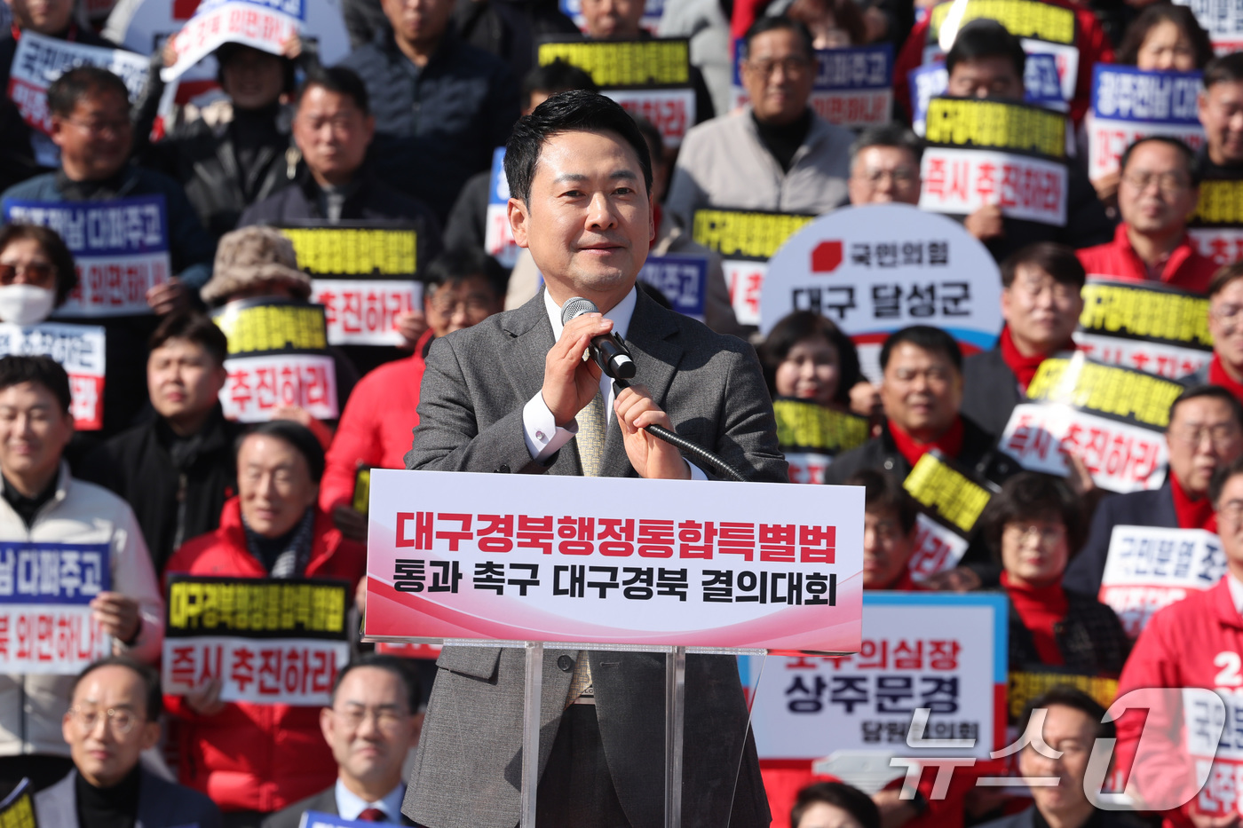 (서울=뉴스1) 신웅수 기자 = 장동혁 국민의힘 대표가 4일 서울 여의도 국회 본관 앞에서 열린 대구경북 통합법 처리 촉구 결의대회에서 발언하고 있다. 2026.3.4/뉴스1
