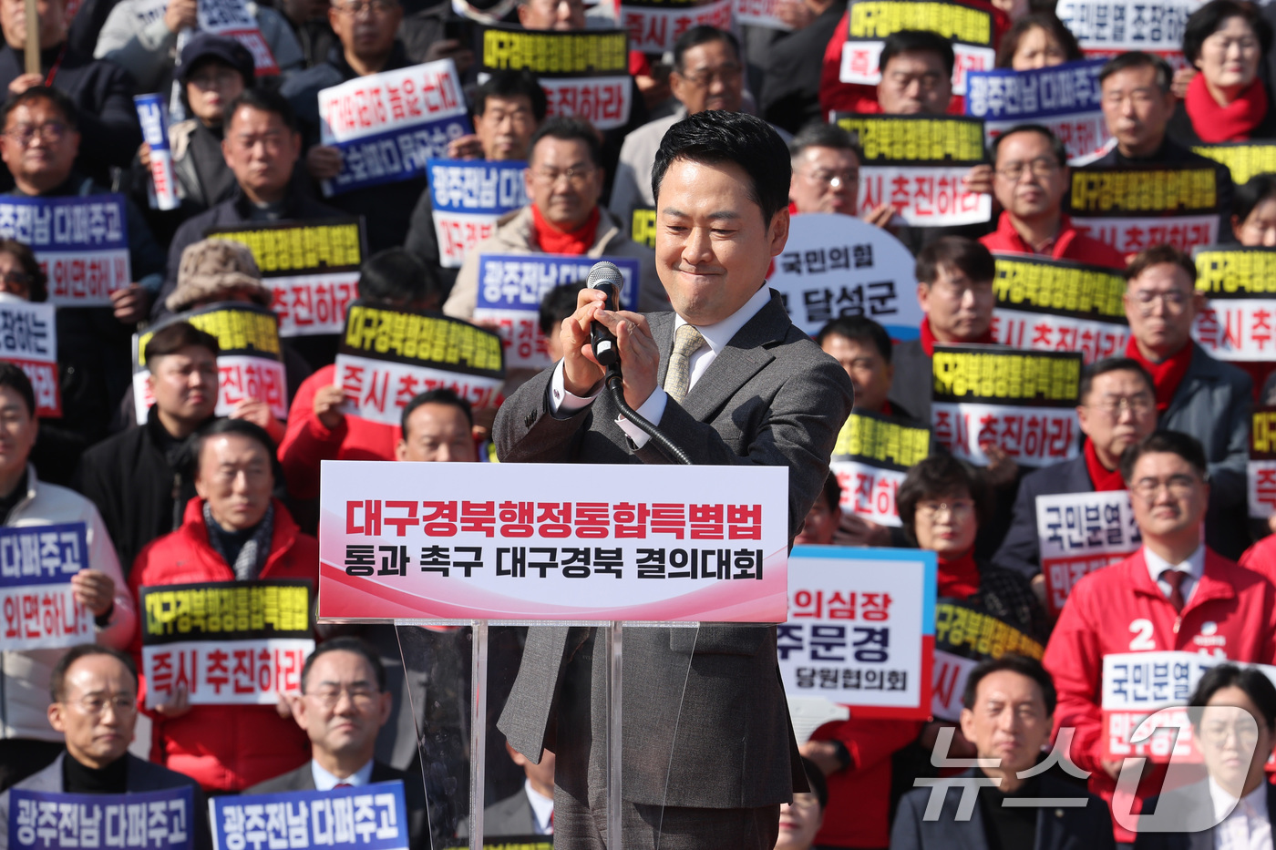 (서울=뉴스1) 신웅수 기자 = 장동혁 국민의힘 대표가 4일 서울 여의도 국회 본관 앞에서 열린 대구경북 통합법 처리 촉구 결의대회에서 발언하고 있다. 2026.3.4/뉴스1