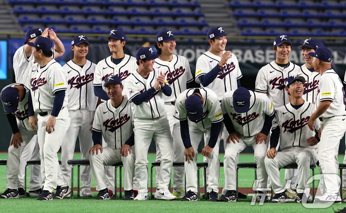 본문 이미지 - 류지현 감독이 이끄는 2026 월드베이스볼클래식(WBC) 대한민국 국가대표팀이 4일 일본 도쿄돔에서 단체 기념촬영을 마치고 활짝 웃고 있다. 2026.3.4 ⓒ 뉴스1 구윤성 기자