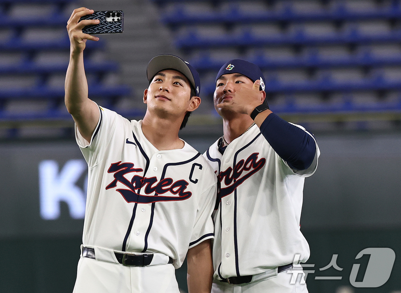 (도쿄=뉴스1) 구윤성 기자 = 2026 월드베이스볼클래식(WBC) 대한민국 국가대표팀 이정후(왼쪽), 안현민이 4일 일본 도쿄돔에서 체코와의 1차전 경기를 하루 앞두고 '셀카'를 …