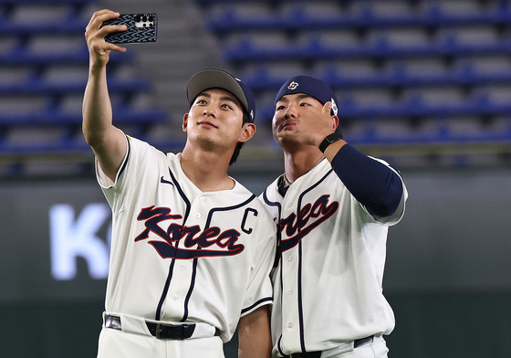 셀카 찍는 이정후와 안현민