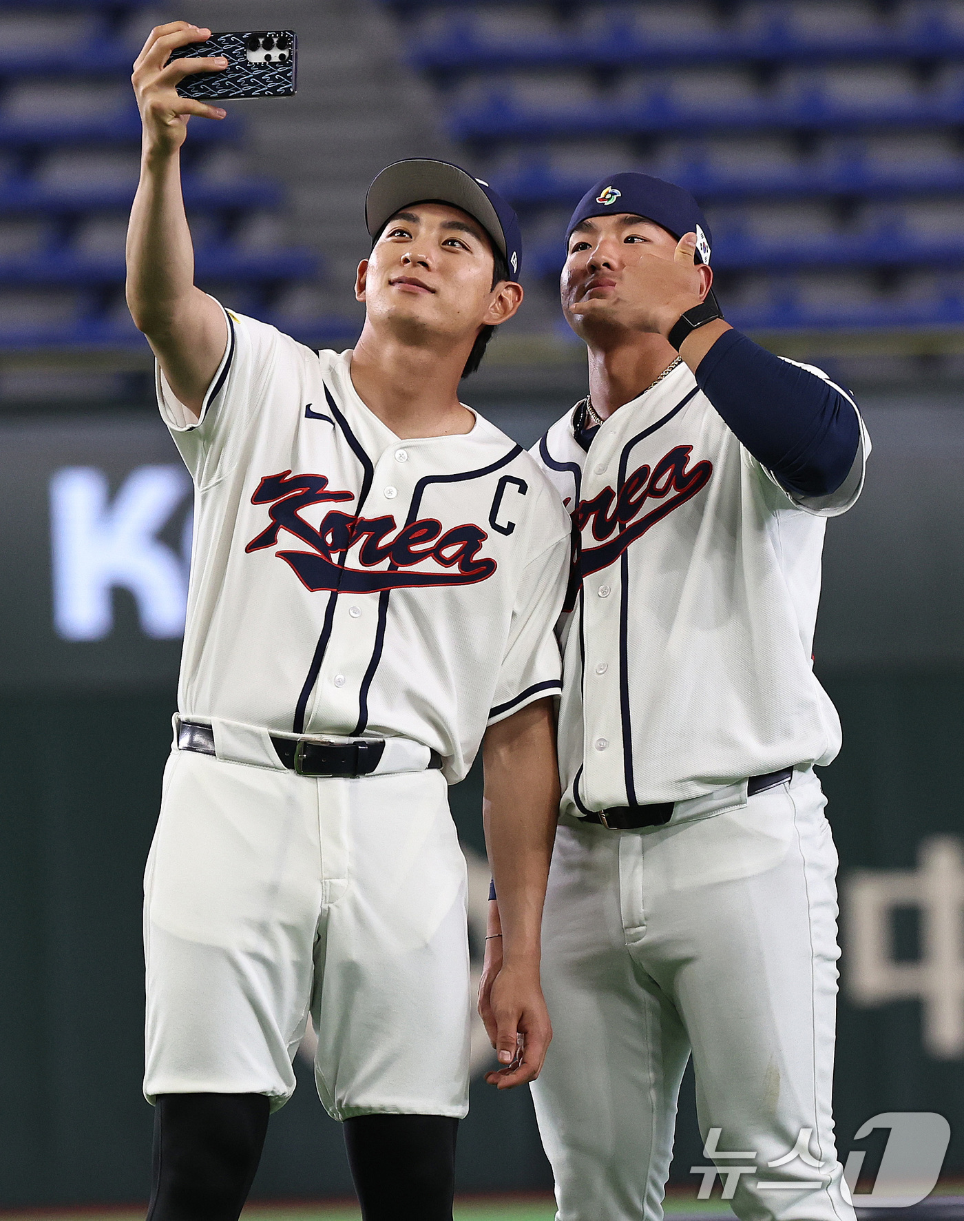 (도쿄=뉴스1) 구윤성 기자 = 2026 월드베이스볼클래식(WBC) 대한민국 국가대표팀 이정후(왼쪽), 안현민이 4일 일본 도쿄돔에서 체코와의 1차전 경기를 하루 앞두고 '셀카'를 …