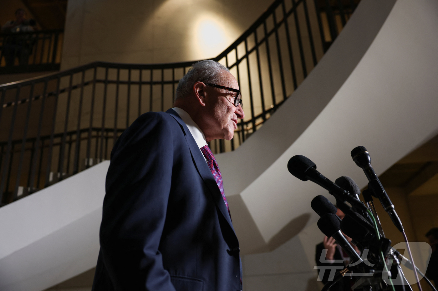 (워싱턴 로이터=뉴스1) 강민경 기자 = 척 슈머 미국 상원 민주당 원내대표(뉴욕)가 2일 의사당에서 대이란 군사 작전에 관한 브리핑을 듣고 나와 기자들의 질문에 답하고 있다. 2 …