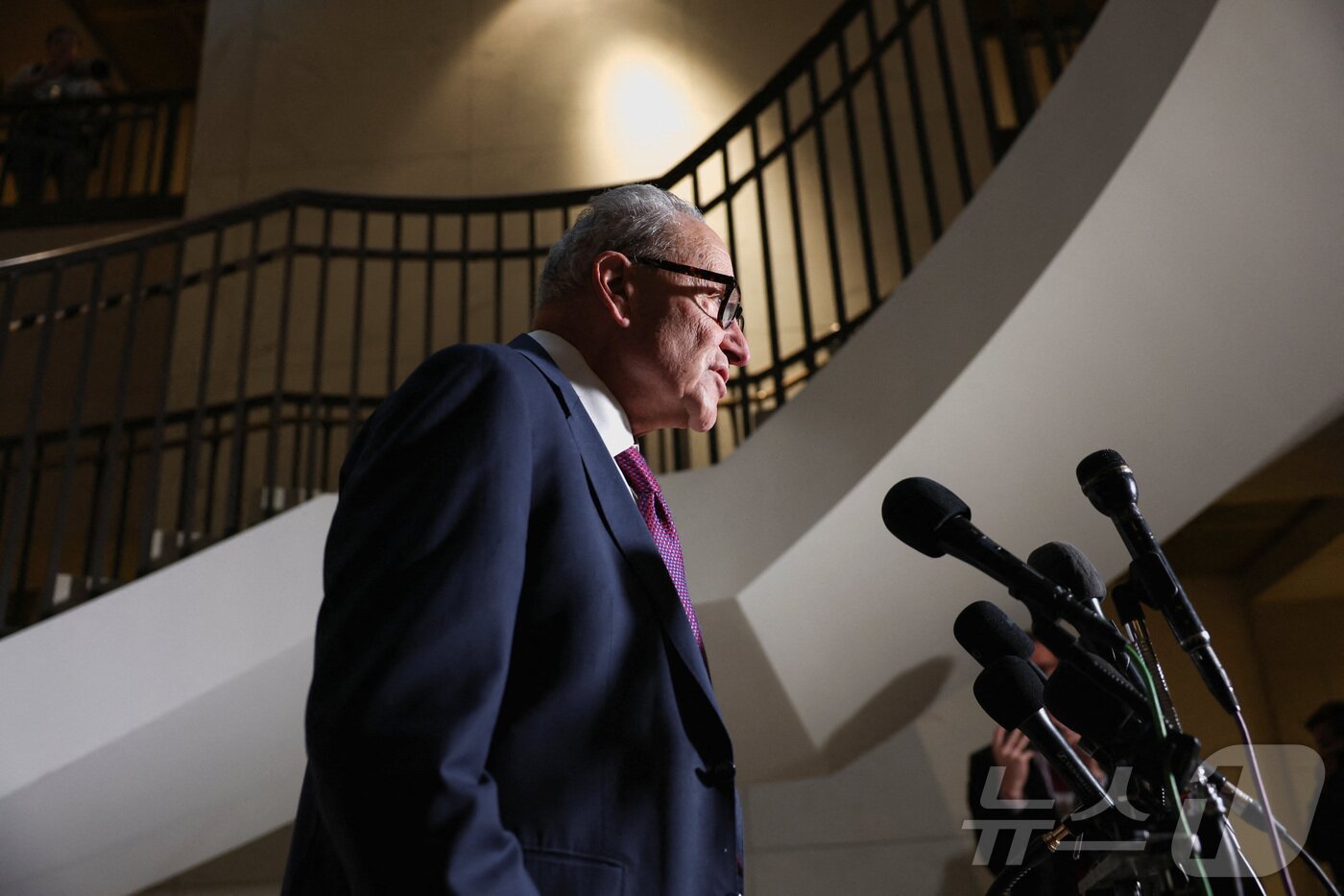 본문 이미지 - 척 슈머 미국 상원 민주당 원내대표(뉴욕)가 2일 의사당에서 대이란 군사 작전에 관한 브리핑을 듣고 나와 기자들의 질문에 답하고 있다. 2026.3.2 ⓒ 로이터=뉴스1
