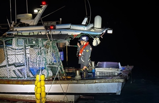 통영 한산도서 선박끼리 충돌…바다 추락 60대 선장 구조