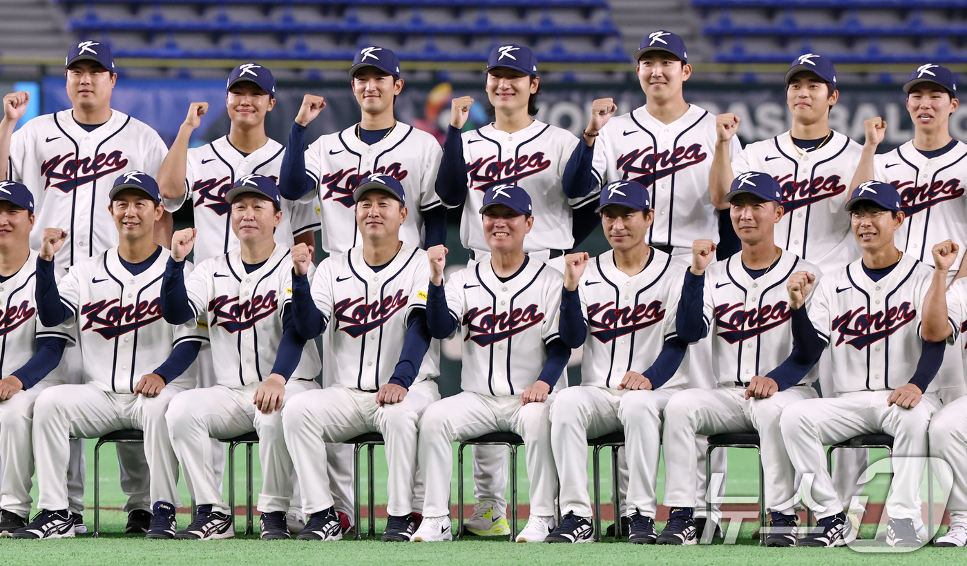 (도쿄=뉴스1) 구윤성 기자 = 류지현 감독이 이끄는 2026 월드베이스볼클래식(WBC) 대한민국 국가대표팀이 4일 일본 도쿄돔에서 공식 훈련을 마친 뒤 단체 기념촬영을 하고 있다 …