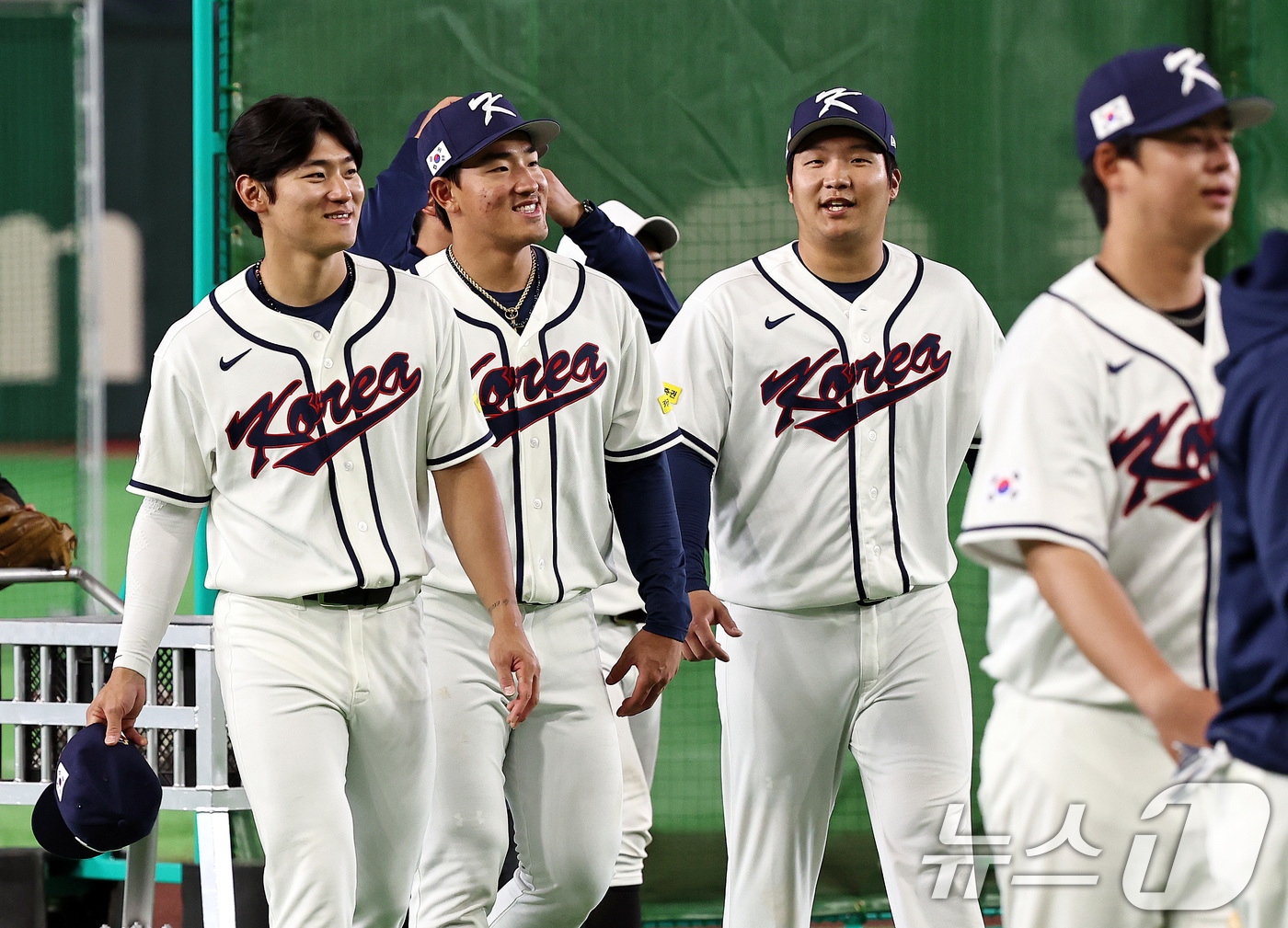 (도쿄=뉴스1) 구윤성 기자 = 2026 월드베이스볼클래식(WBC) 대한민국 국가대표팀 김도영(왼쪽부터)과 안현민, 문보경, 노시환이 4일 일본 도쿄돔에서 공식 훈련을 마친 대기실 …