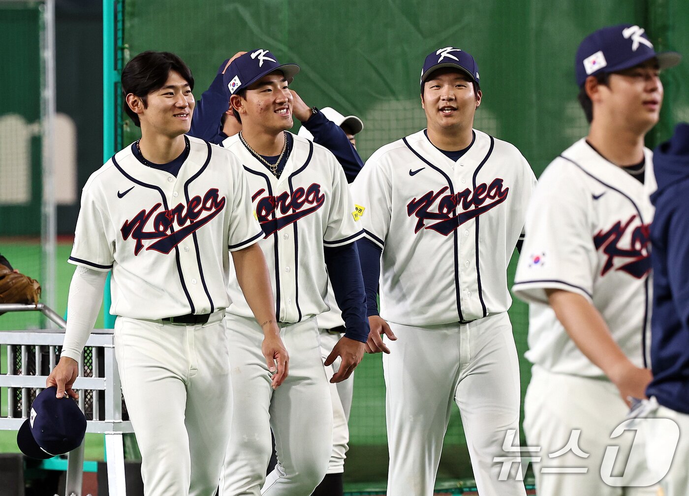 본문 이미지 - 2026 월드베이스볼클래식(WBC) 대한민국 국가대표팀 김도영(왼쪽부터)과 안현민, 문보경, 노시환이 4일 일본 도쿄돔에서 공식 훈련을 마친 대기실로 향하고 있다. 2026.3.4 ⓒ 뉴스1 구윤성 기자