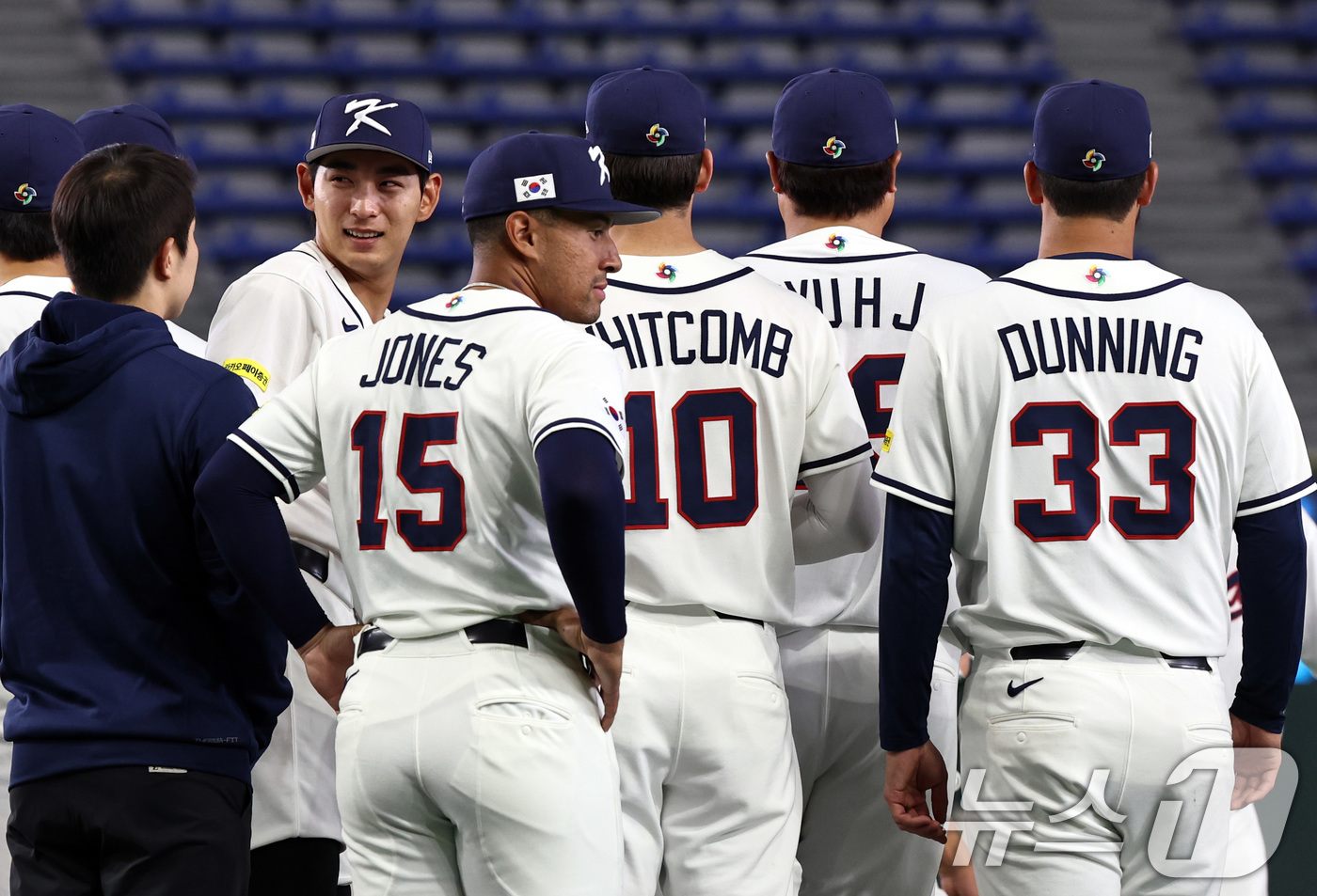 (도쿄=뉴스1) 구윤성 기자 = 2026 월드베이스볼클래식(WBC) 대한민국 국가대표팀 이정후(왼쪾부터) 저마이 존스, 셰이 위트컴, 류현진, 데인 더닝이 4일 일본 도쿄돔에서 공 …