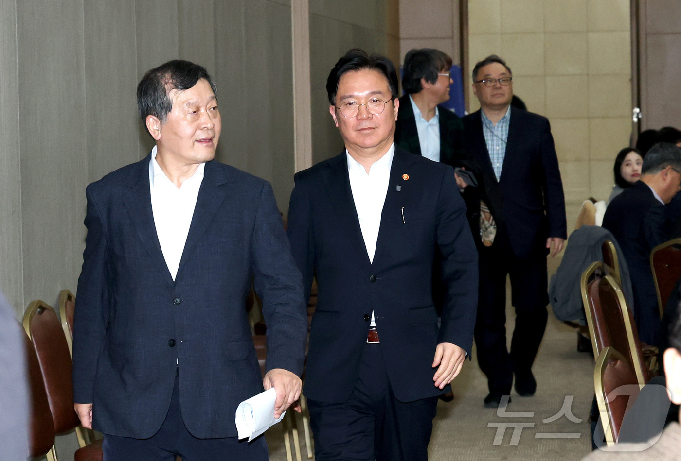 (세종=뉴스1) 김기남 기자 = 김영훈 고용노동부 장관, 박수근 중노위원장 등이 4일 세종시 정부세종컨벤션센터에서 열린 개정 노동조합법 현장안착을 위한 노동부·노동위원회 공동워크숍 …