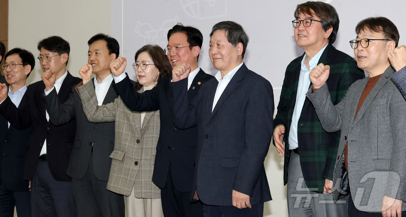 (세종=뉴스1) 김기남 기자 = 김영훈 고용노동부 장관, 박수근 중노위원장 등이 4일 세종시 정부세종컨벤션센터에서 열린 개정 노동조합법 현장안착을 위한 노동부·노동위원회 공동워크숍 …