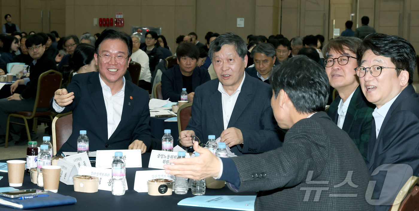 (세종=뉴스1) 김기남 기자 = 김영훈 고용노동부 장관, 박수근 중노위원장 등이 4일 세종시 정부세종컨벤션센터에서 열린 개정 노동조합법 현장안착을 위한 노동부·노동위원회 공동워크숍 …