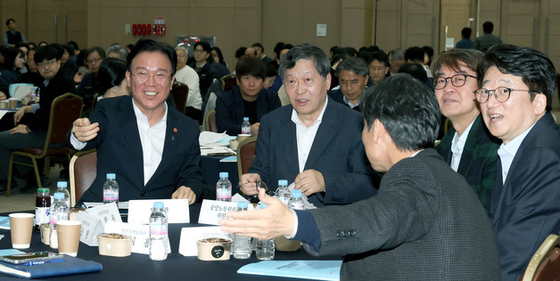 참석자들과 이야기 나누는 김영훈 장관