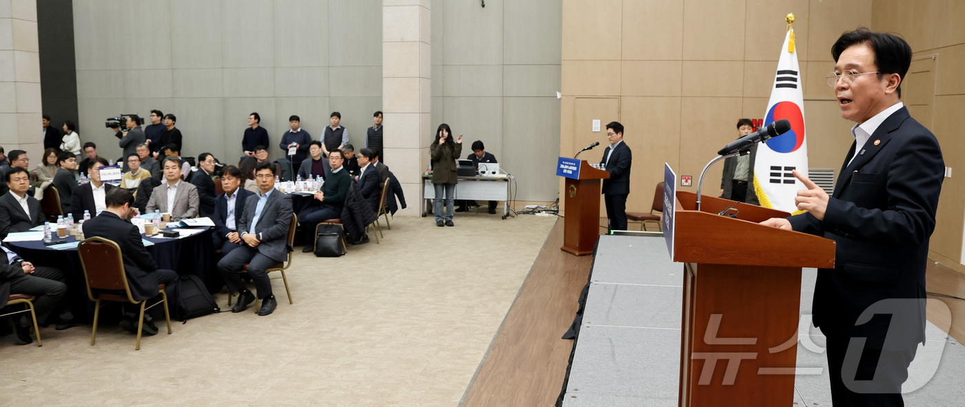 (세종=뉴스1) 김기남 기자 = 김영훈 고용노동부 장관이 4일 세종시 정부세종컨벤션센터에서 열린 개정 노동조합법 현장안착을 위한 노동부·노동위원회 공동워크숍에서 발언하고 있다. 2 …