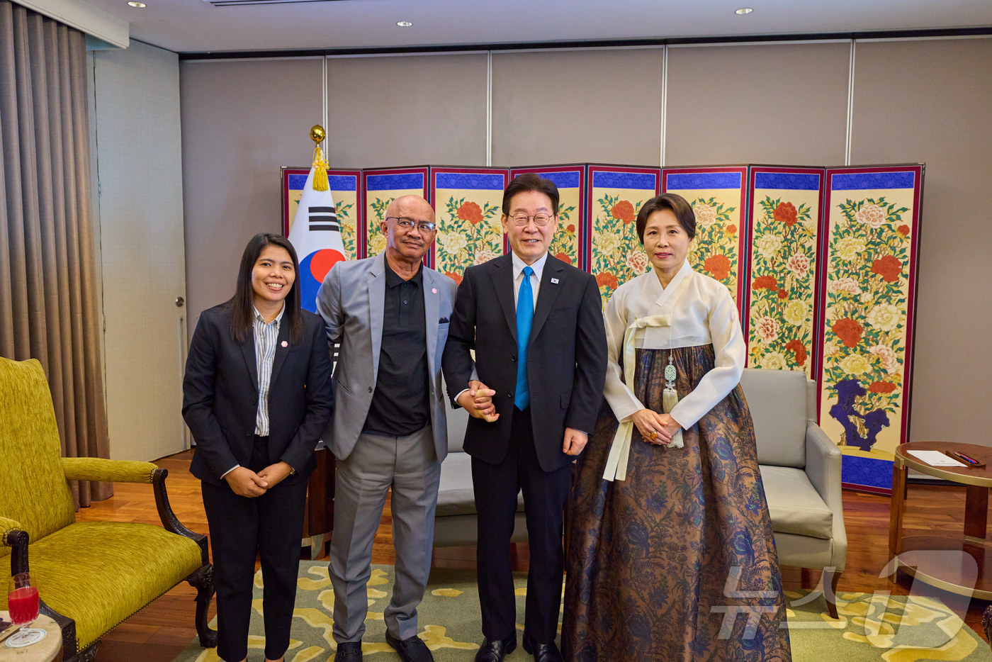 (마닐라(필리핀)=뉴스1) 허경 기자 = 이재명 대통령이 4일(현지시간) 필리핀 마닐라에서 과거 인연이 있는 노동자 아리엘 갈락 씨와 기념촬영을 하고 있다.이 대통령은 인권 변호사 …