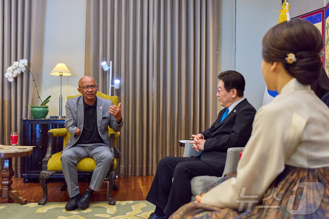 (마닐라(필리핀)=뉴스1) 허경 기자 = 이재명 대통령이 4일(현지시간) 필리핀 마닐라에서 과거 인연이 있는 노동자 아리엘 갈락 씨를 접견하고 있다.이 대통령은 인권 변호사 시절인 …