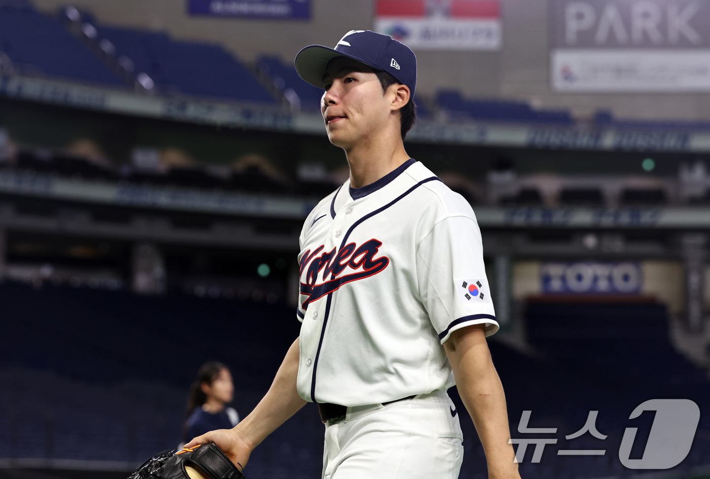 (도쿄=뉴스1) 구윤성 기자 = 2026 월드베이스볼클래식(WBC) 대한민국 국가대표팀 김혜성이 4일 일본 도쿄돔에서 훈련을 마친 뒤 그라운드를 나서고 있다. 2026.3.4/뉴스 …