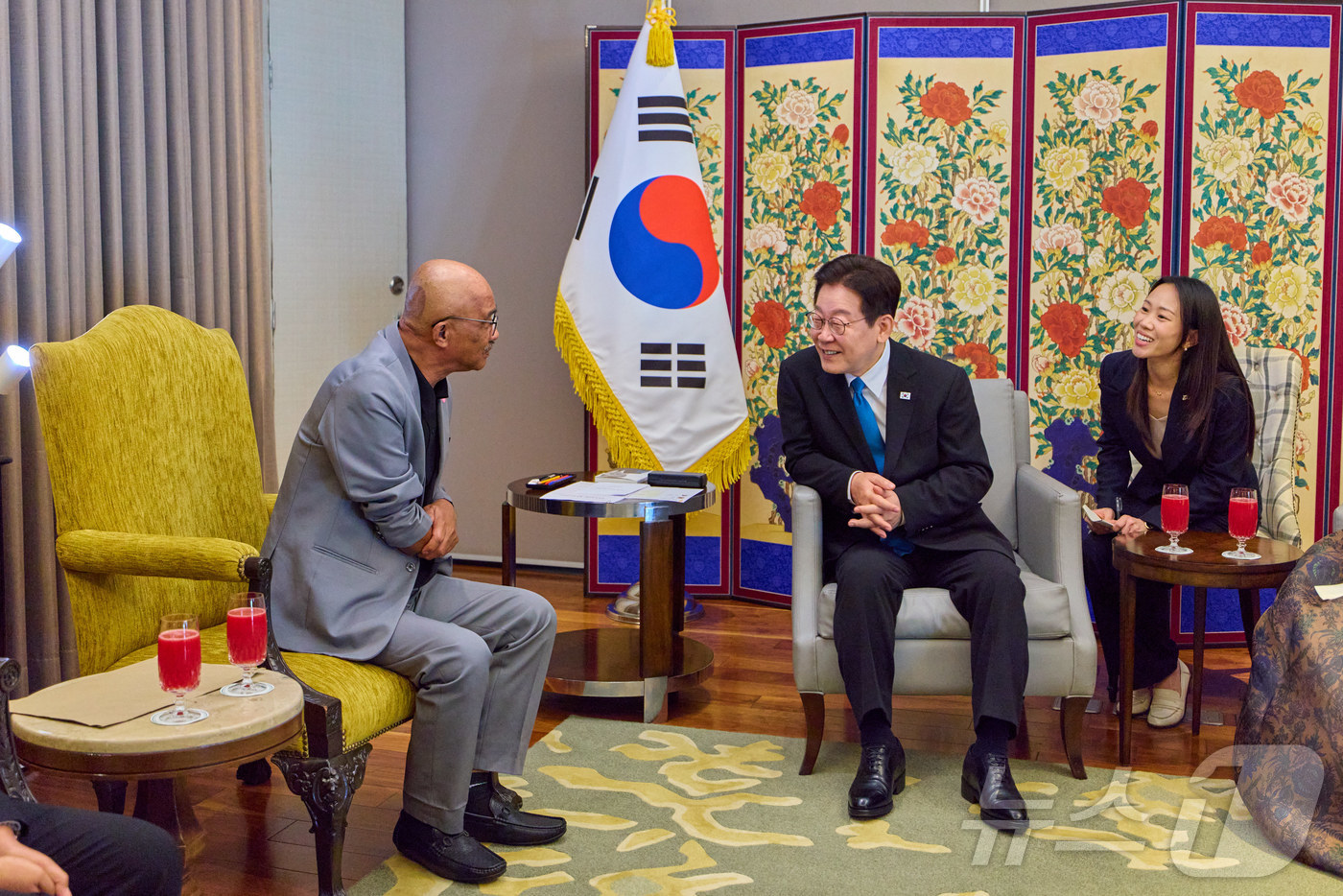 (마닐라(필리핀)=뉴스1) 허경 기자 = 이재명 대통령이 4일(현지시간) 필리핀 마닐라에서 과거 인연이 있는 노동자 아리엘 갈락 씨를 접견하고 있다.이 대통령은 인권 변호사 시절인 …