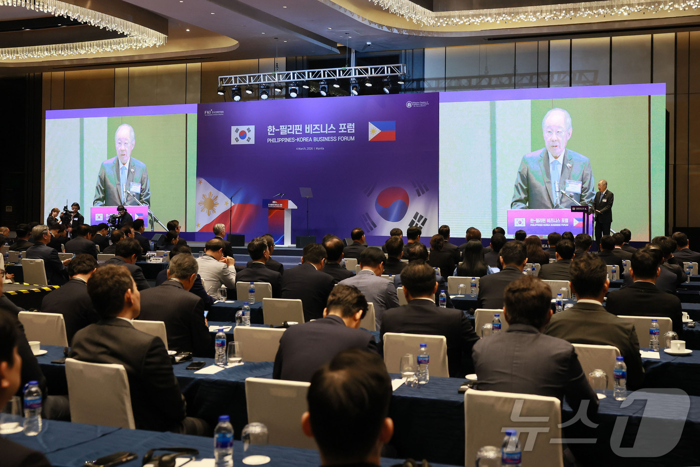 (서울=뉴스1) = 류진 한국경제인협회 회장이 4일 필리핀 콘래드 마닐라호텔에서 열린 '한-필리핀 비즈니스 포럼'에서 인사말을 하고 있다. (한국경제인협회 제공. 재판매 및 DB …