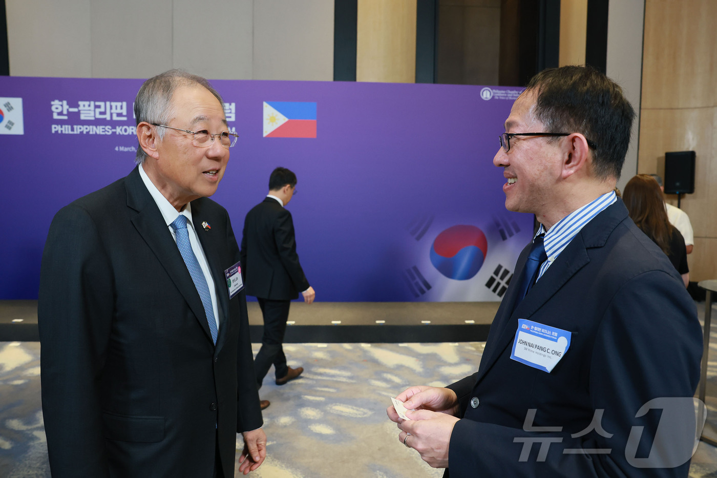 (서울=뉴스1) = 류진 한국경제인협회 회장이 4일 필리핀 콘래드 마닐라호텔에서 열린 '한-필리핀 비즈니스 포럼'에 참석해 베트남 기업인과 환담을 나누고 있다. (한국경제인협회 제 …