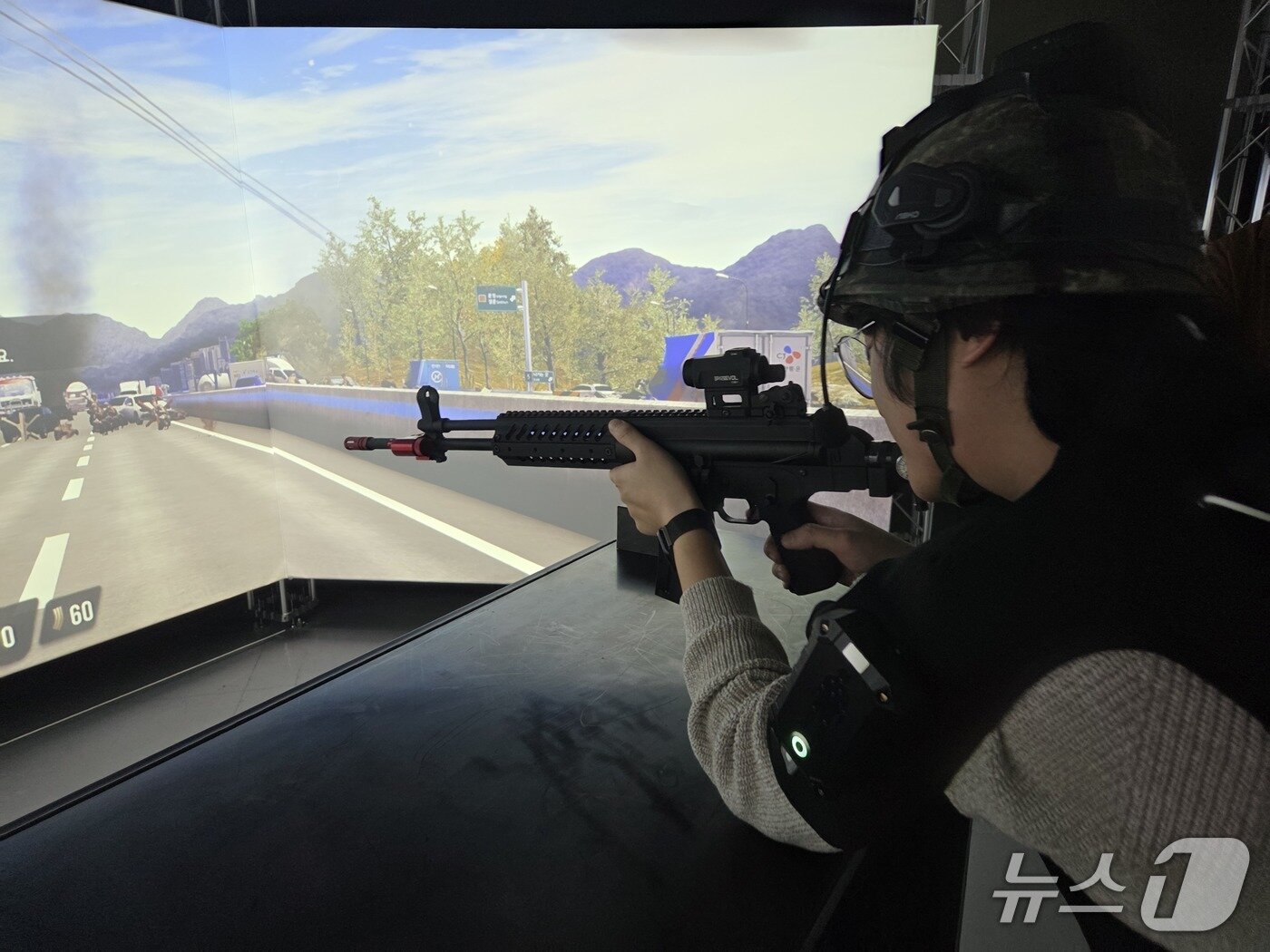 본문 이미지 - VR 훈련 중 총성, 폭음 등 실제 전장에서 발생할 수 있는 소음들이 재생된다. 센서 조끼는 피탄시 가슴, 어깨, 허벅지 등 부상 부위에 진동을 일으켜 현실감을 더한다. 2026.3.4. ⓒ 뉴스1 김기성 기자