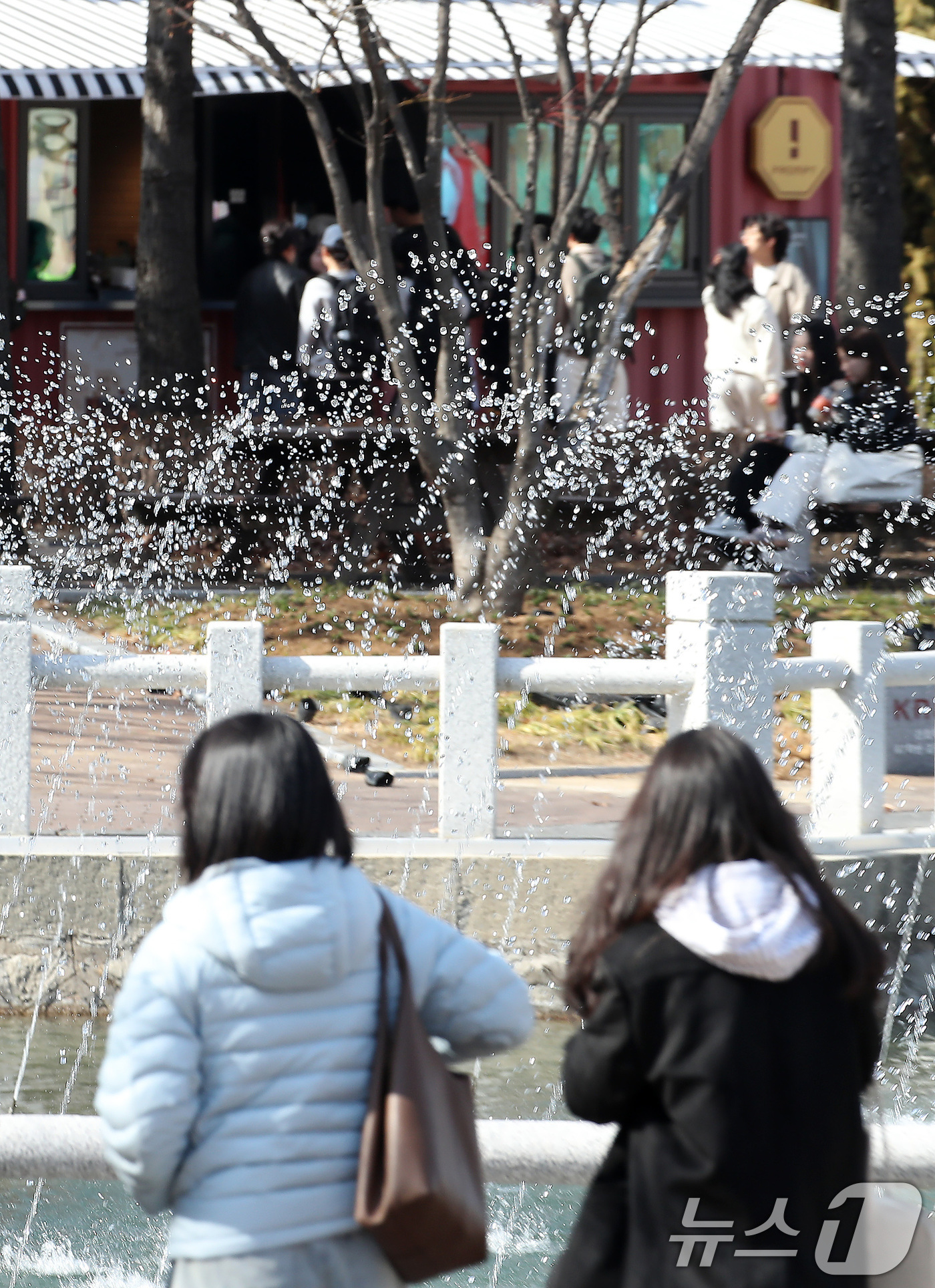 (대구=뉴스1) 공정식 기자 = 봄기운이 완연한 4일 오후 대구 북구 경북대에서 학생들이 시험 가동을 시작한 일청담 분수대 주변을 산책하고 있다. 2026.3.4/뉴스1