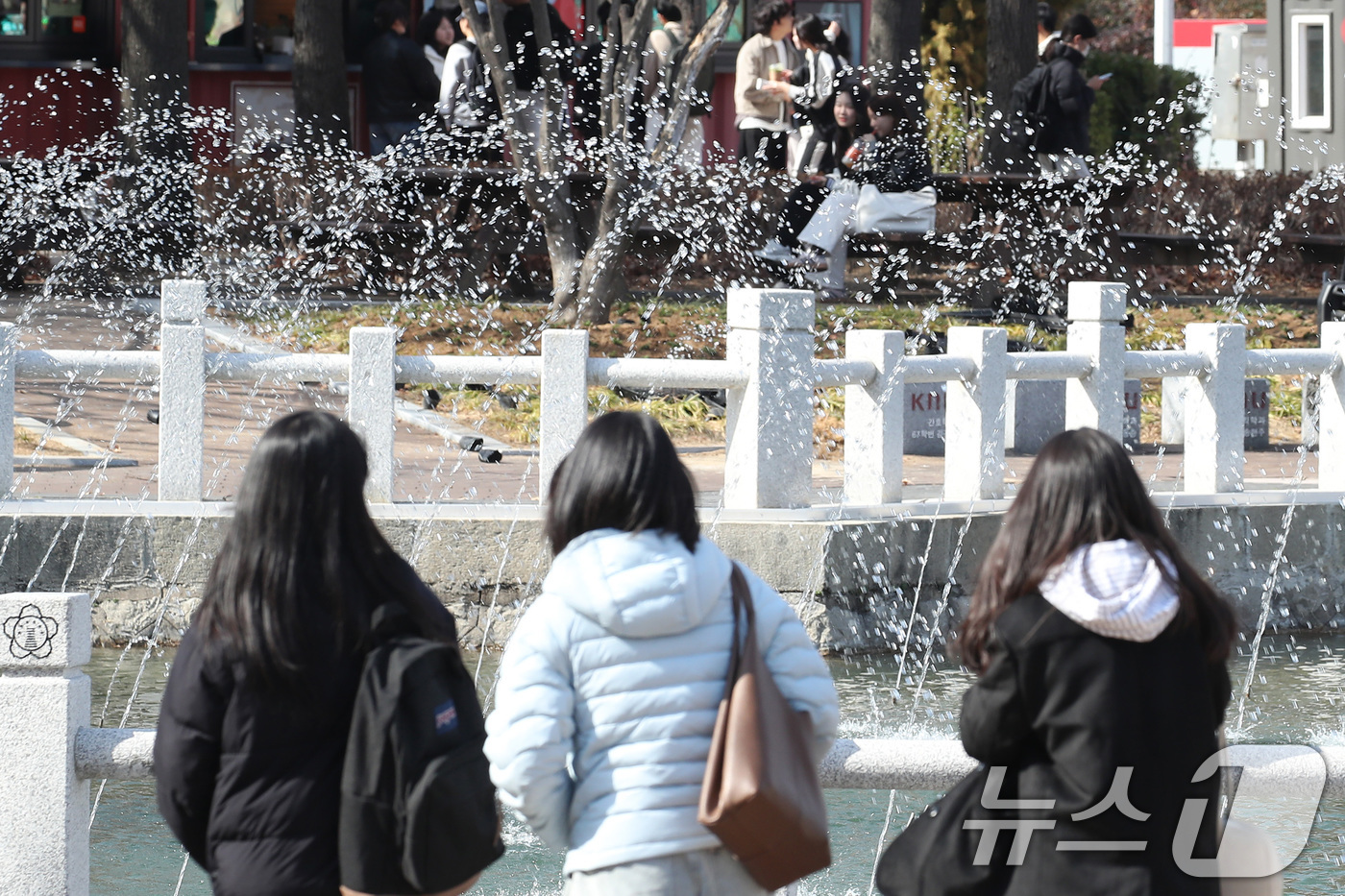 (대구=뉴스1) 공정식 기자 = 봄기운이 완연한 4일 오후 대구 북구 경북대에서 학생들이 시험 가동을 시작한 일청담 분수대 주변을 산책하고 있다. 2026.3.4/뉴스1
