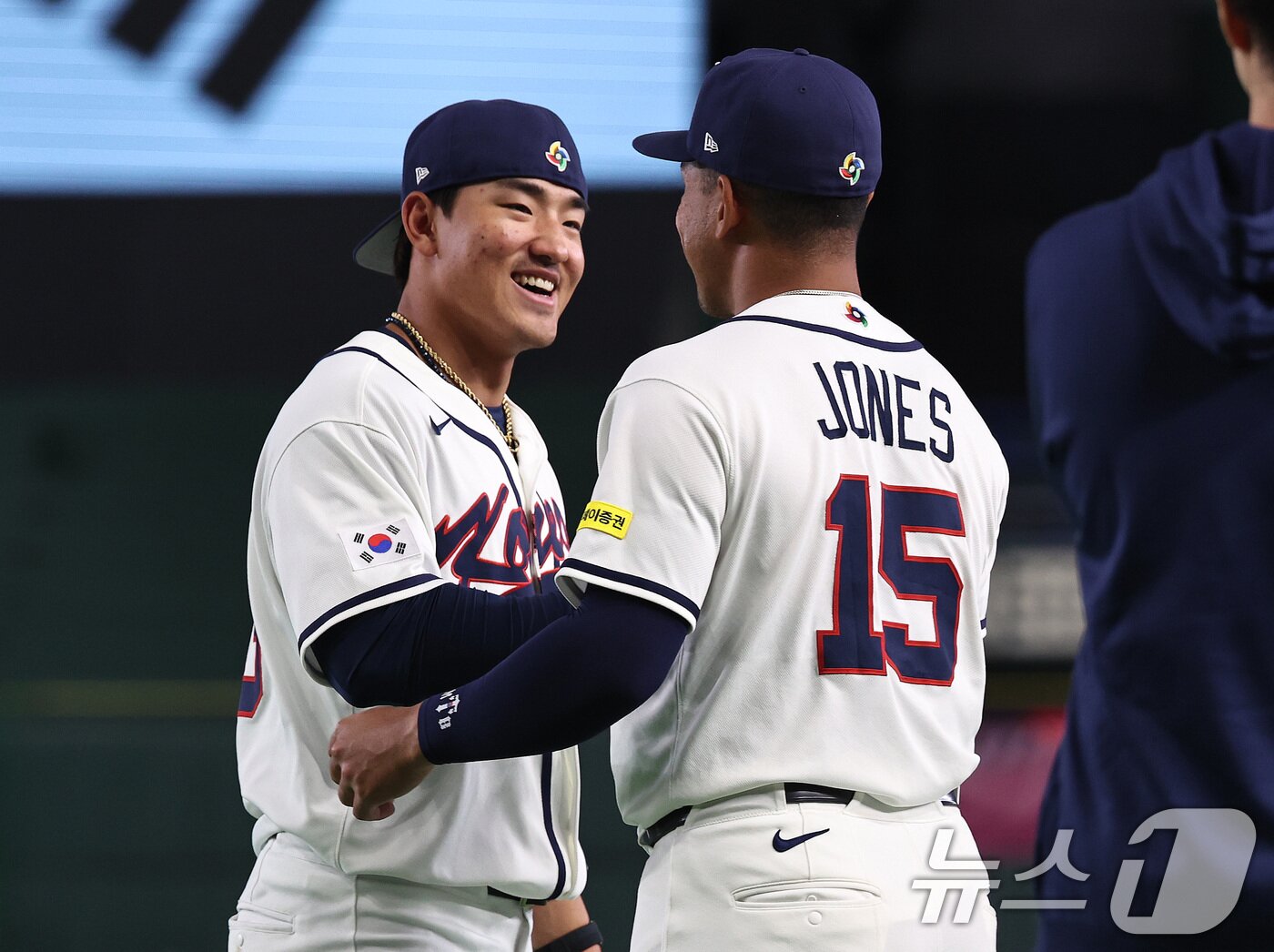 본문 이미지 - 2026 월드베이스볼클래식(WBC) 대한민국 국가대표팀 안현민과 저마이 존스가 4일 일본 도쿄돔에서 공식훈련을 마친 뒤 대화하고 있다. 2026.3.4 ⓒ 뉴스1 구윤성 기자