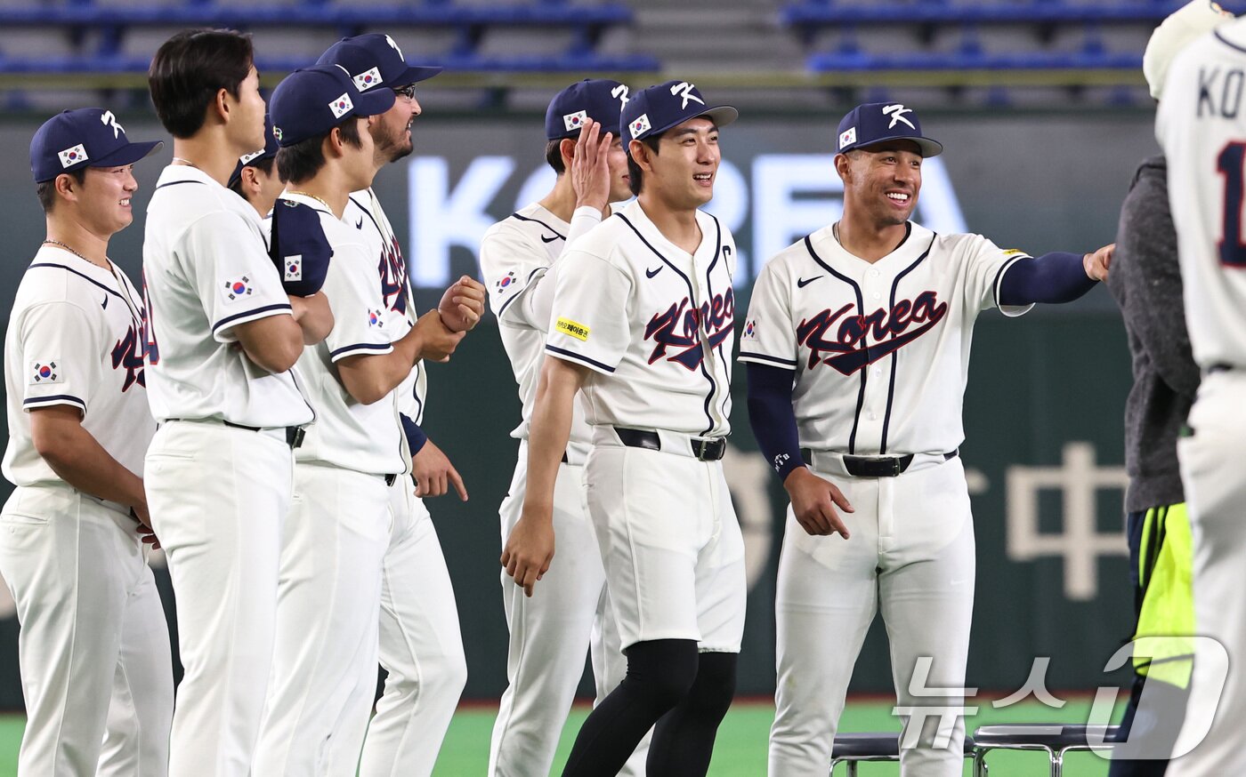 본문 이미지 - 2026 월드베이스볼클래식(WBC) 대한민국 국가대표팀 이정후, 저마이 존스 등이 4일 일본 도쿄돔에서 훈련을 마친 뒤 그라운드를 나서고 있다. 2026.3.4 ⓒ 뉴스1 구윤성 기자