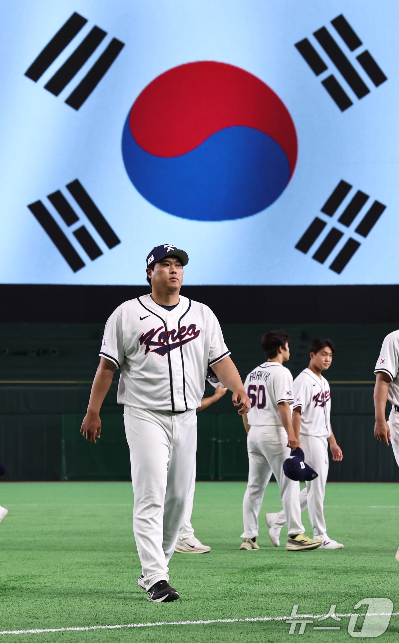 (도쿄=뉴스1) 구윤성 기자 = 2026 월드베이스볼클래식(WBC) 대한민국 국가대표팀 투수 류현진이 4일 일본 도쿄돔에서 훈련을 마친 뒤 그라운드를 나서고 있다. 2026.3.4 …