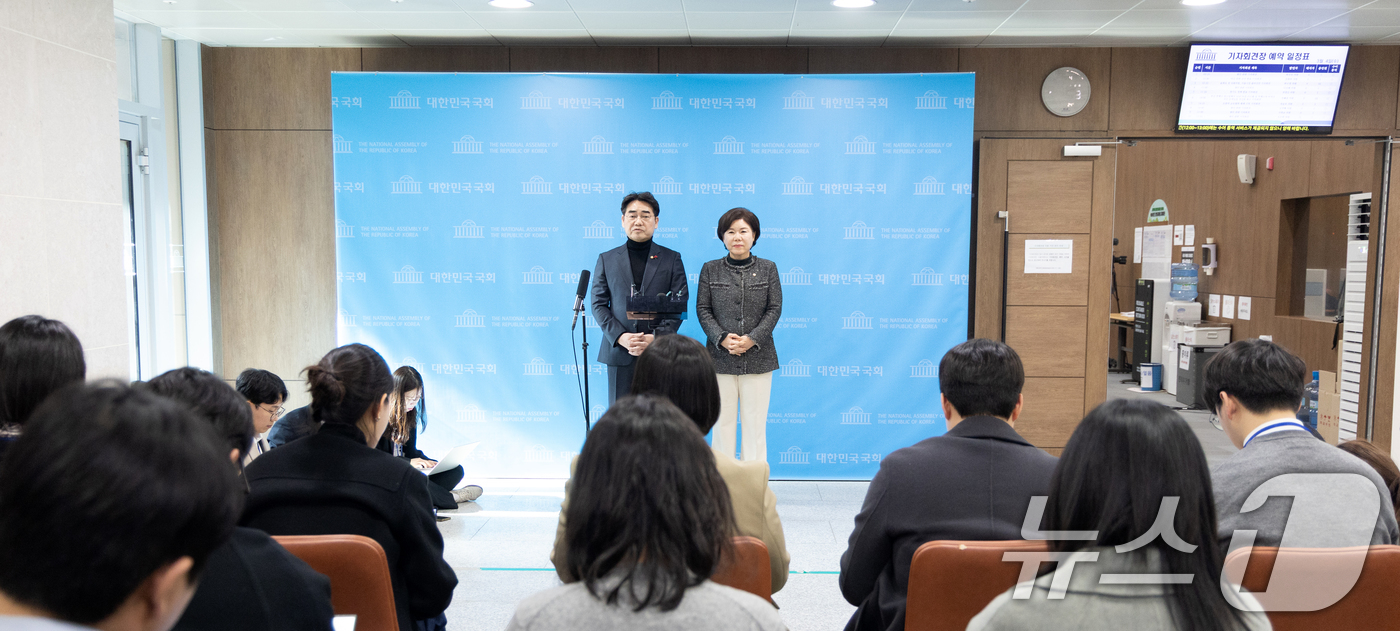 (서울=뉴스1) 이승배 기자 = 이성권 국민의힘 의원이 4일 서울 여의도 국회 소통관에서 당내 개혁·소장파 의원 모임인 '대안과미래'의 송언석 원내대표, 장동혁 대표와의 면담에 관 …