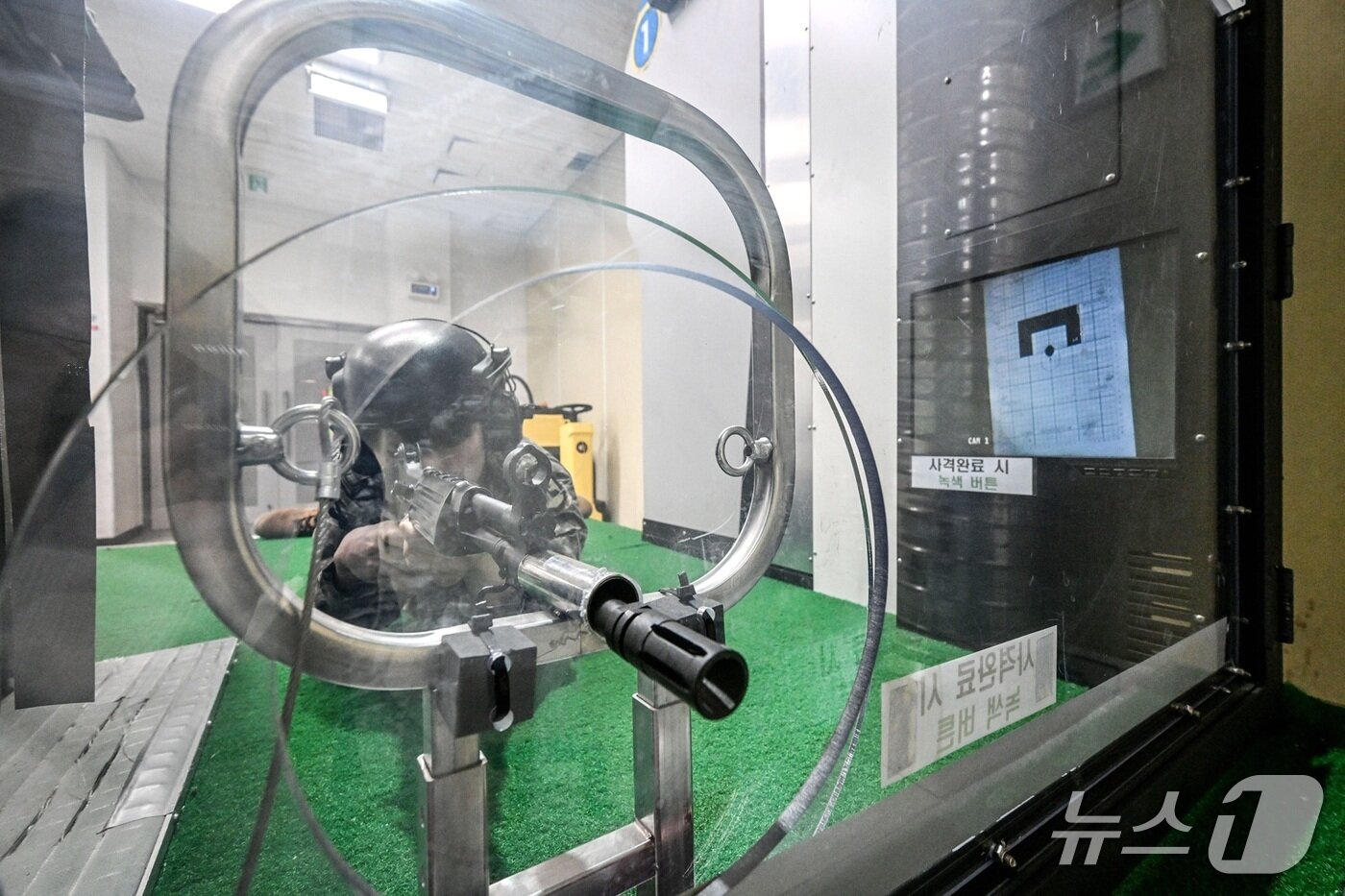 본문 이미지 - 육군 52보병사단 서초 과학화예비군훈련장에서 진행한 예비군 훈련 중 예비군들이 안전을 위한 사선별 방탄아크릴을 앞에 두고 실내사격을 하는 모습. 2026.3.4./ⓒ 뉴스1(육군 제공)