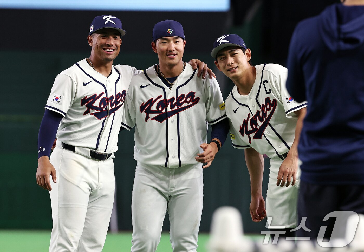 본문 이미지 - 2026 월드베이스볼클래식(WBC) 대한민국 국가대표팀 저마이 존스(왼쪽부터), 안현민, 이정후가 4일 일본 도쿄돔에서 훈련을 마친 뒤 기념촬영을 하고 있다. 2026.3.4 ⓒ 뉴스1 구윤성 기자