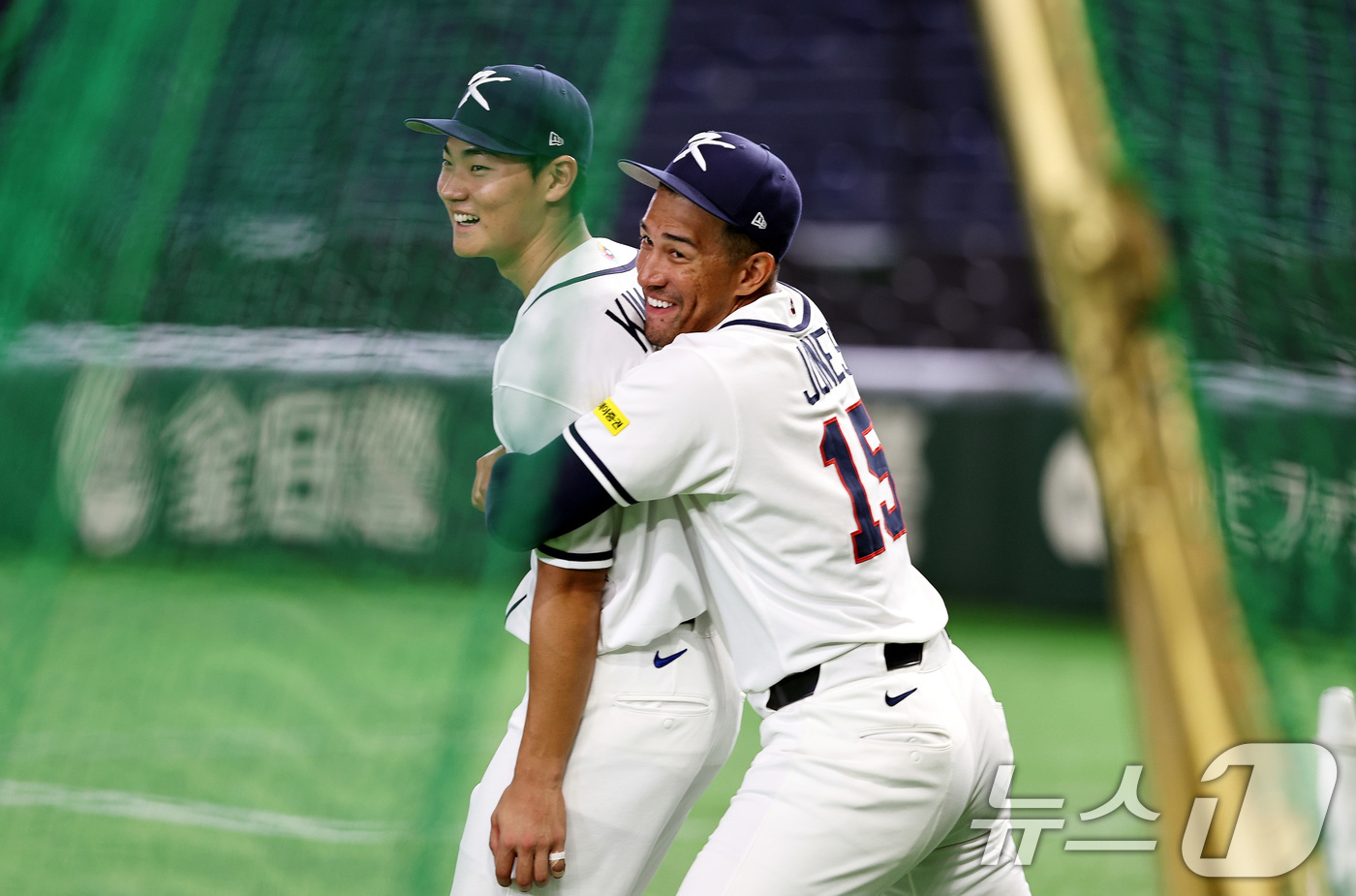 (도쿄=뉴스1) 구윤성 기자 = 2026 월드베이스볼클래식(WBC) 대한민국 국가대표팀 김주원, 저마이 존스가 4일 일본 도쿄돔에서 훈련을 마친 뒤 장난치고 있다.  2026.3. …