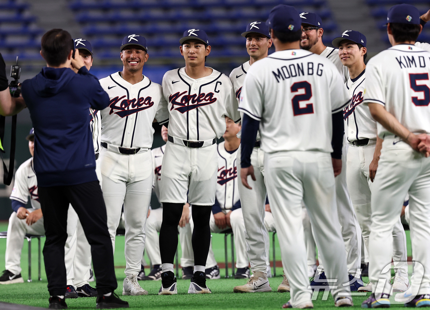 (도쿄=뉴스1) 구윤성 기자 = 2026 월드베이스볼클래식(WBC) 대한민국 국가대표팀 고우석(왼쪽부터)과 저마이 존스, 이정후, 셰이 위트컴, 데인 더닝, 김혜성 등이 4일 일본 …