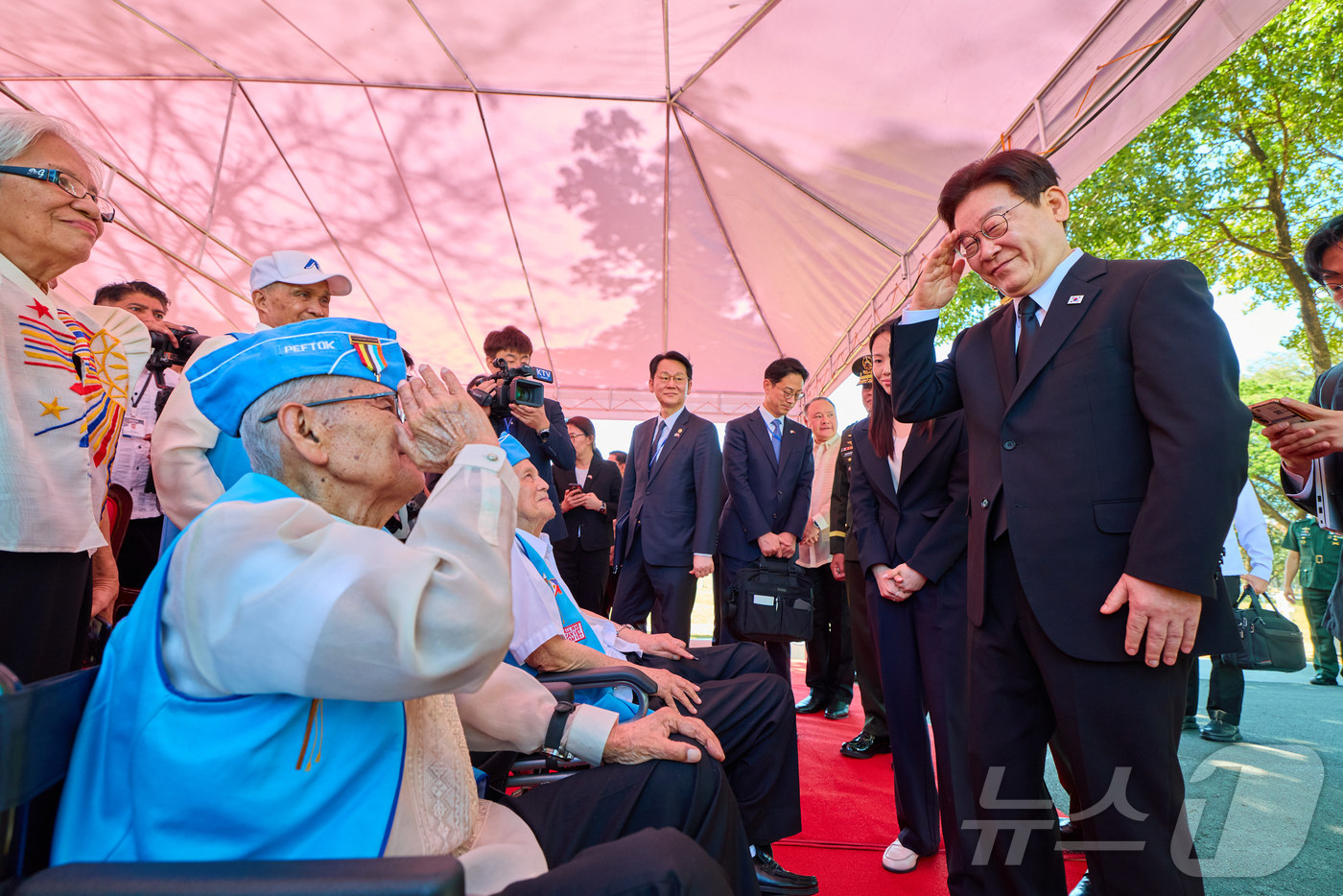 (마닐라(필리핀)=뉴스1) 허경 기자 = 필리핀을 국빈 방문한 이재명 대통령이 4일(현지시간) 필리핀 마닐라 영웅묘지를 찾아 한국전 참전기념비에 헌화를 마친 후 참전용사들과 인사를 …