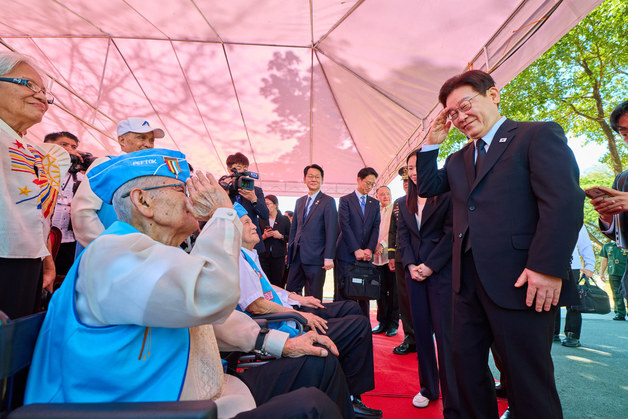 참전용사 향해 경례하는 이재명 대통령