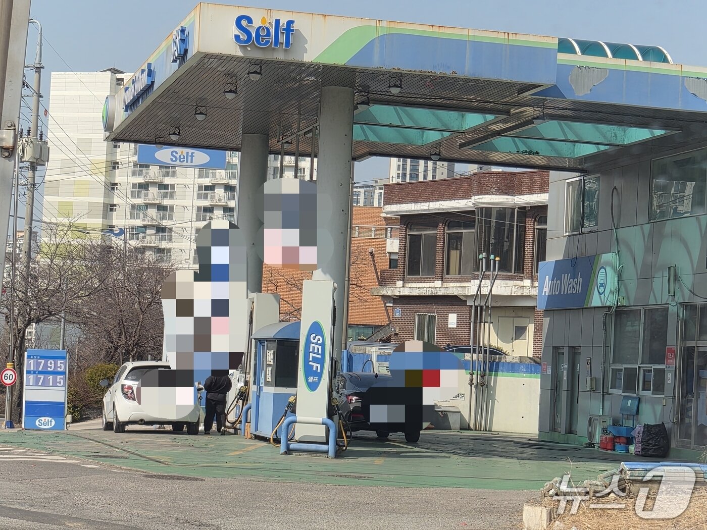 본문 이미지 -  4일 낮 12시께 경기 오산시 한 주유소 모습. 2026.3.4/뉴스1 ⓒ 뉴스1 김기현 기자